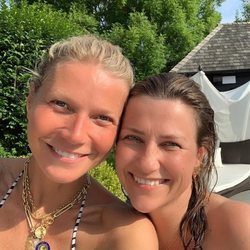 Gwyneth Paltrow y la Princesa Marta Luisa de Noruega en la piscina