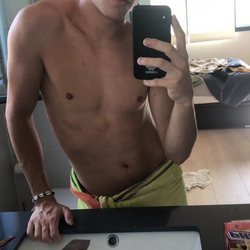 Raoul con el torso desnudo