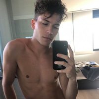 Raoul con el torso desnudo