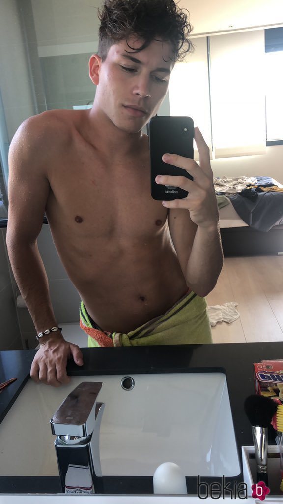 Raoul con el torso desnudo