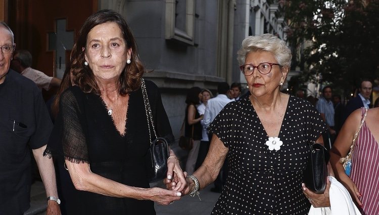 Carmen Quesada e Isabel  Sensat, la viuda y la exmujer de Arturo Fernández, juntas en su funeral