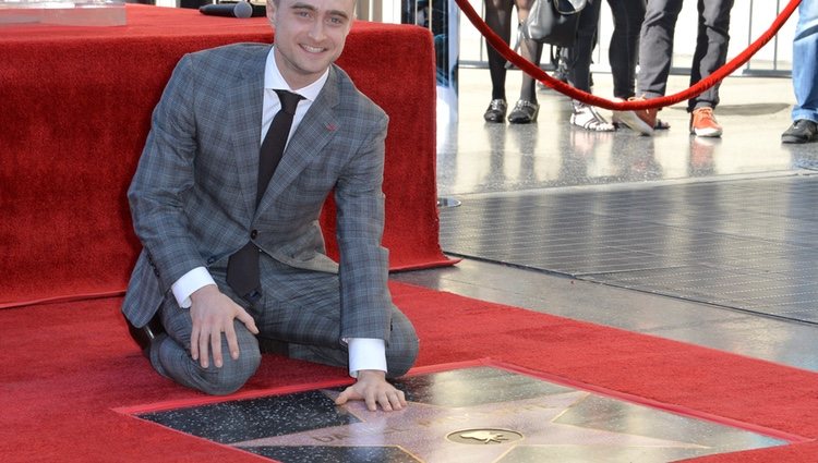 Daniel Radcliffe recibiendo su estrella en el Paseo de la fama de Hollywood