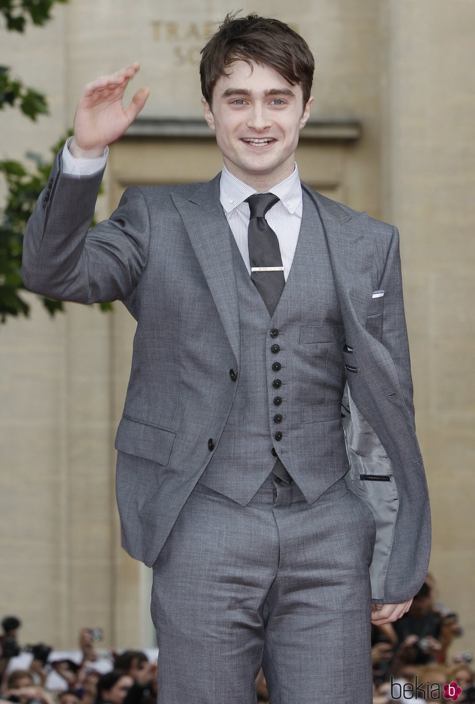 Daniel Radcliffe saludando