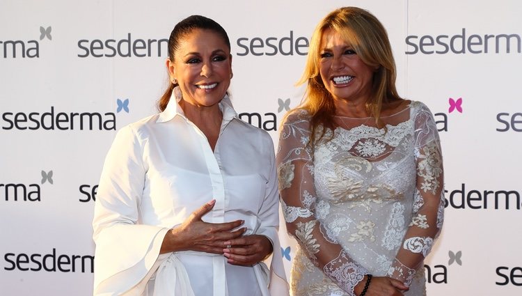 Isabel Pantoja y Cristina Tárrega en un evento publicitario