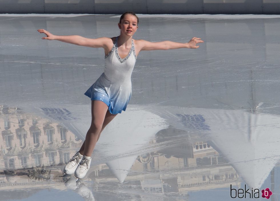 Alexandra de Hannover en una competición de patinaje sobre hielo