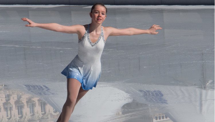 Alexandra de Hannover en una competición de patinaje sobre hielo