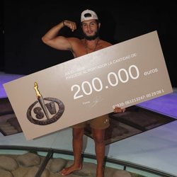 Omar Montes posando con el cheque de ganador de 'Supervivientes 2019'