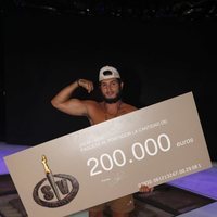 Omar Montes posando con el cheque de ganador de 'Supervivientes 2019'