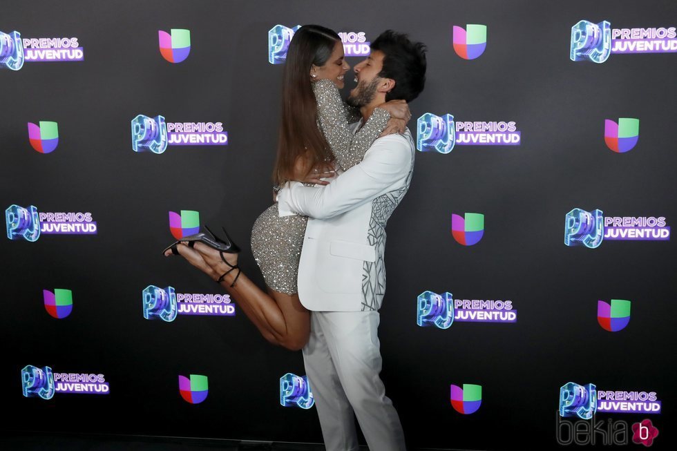 Tini Stoessel y Sebastián Yatra posando juntos en el photocall de Premios Juventud 2019