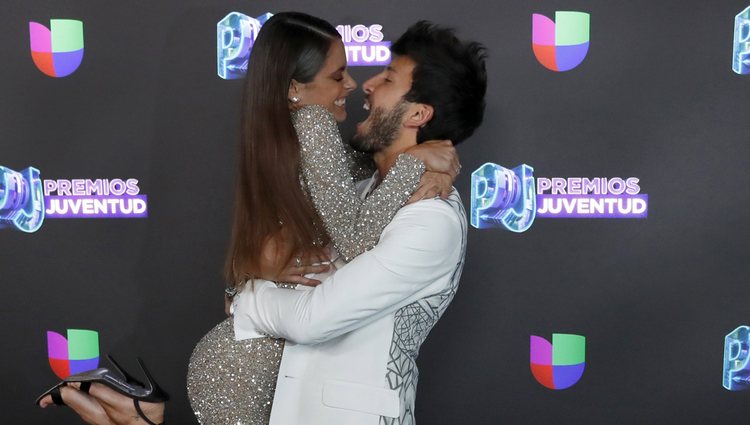 Tini Stoessel y Sebastián Yatra posando juntos en el photocall de Premios Juventud 2019