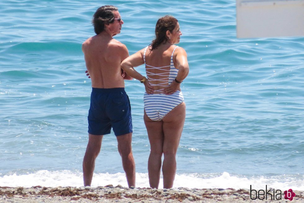 José María Aznar y Ana Botella mirando al mar en Marbella