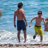 José María Aznar, Ana Botella y sus nietos en la playa