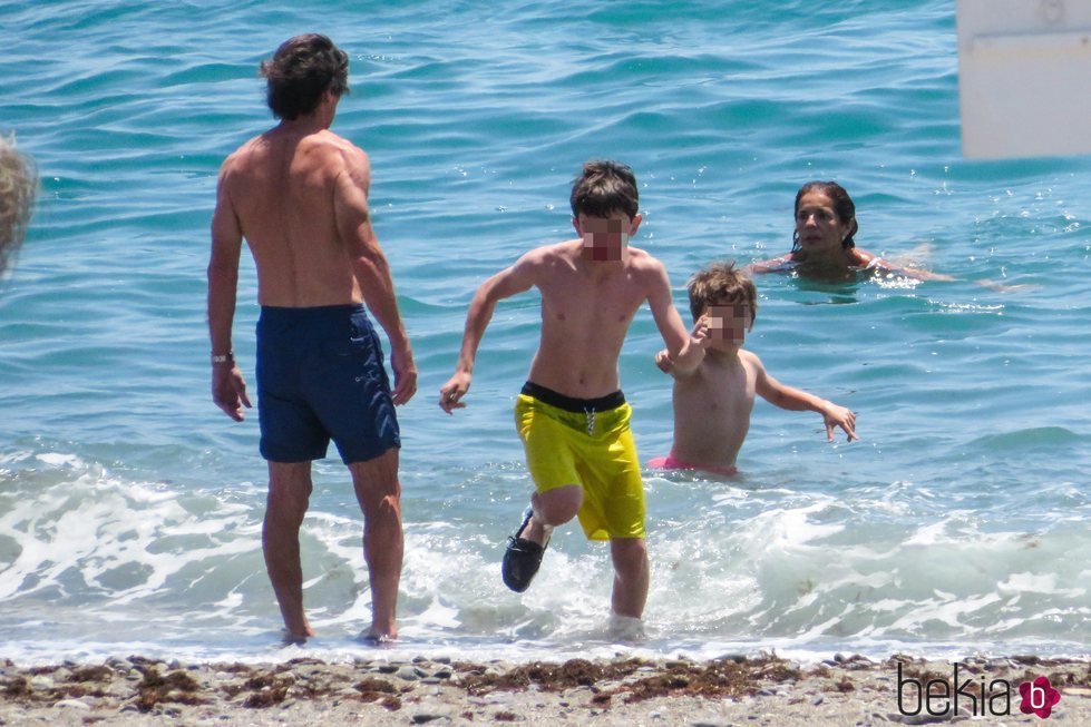 José María Aznar, Ana Botella y sus nietos en la playa