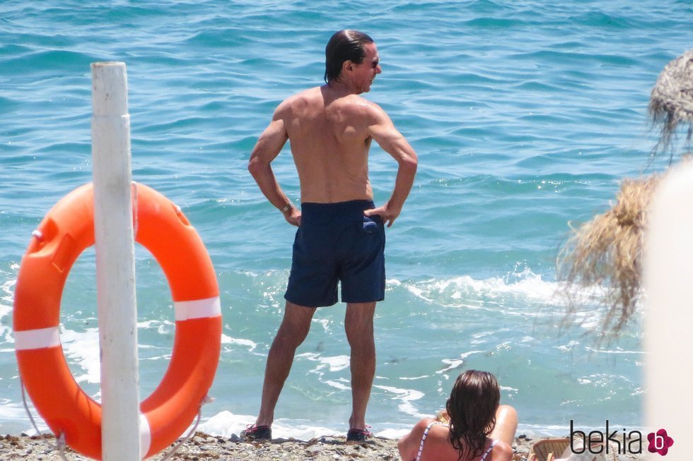 José María Aznar con el torso desnudo mirando al mar en Marbella