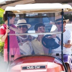 José María Aznar, Ana Botella y sus nietos en el buggy en Marbella