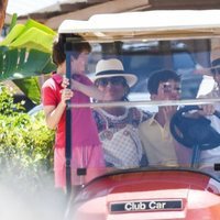 José María Aznar, Ana Botella y sus nietos en el buggy en Marbella