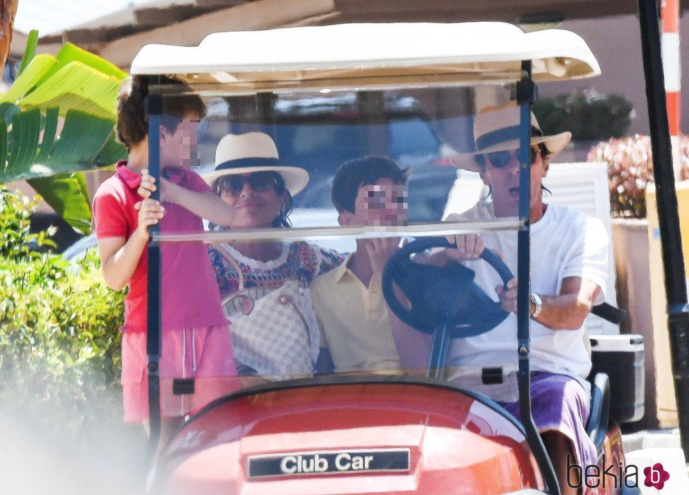 José María Aznar, Ana Botella y sus nietos en el buggy en Marbella