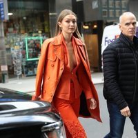 Gigi Hadid con un total look naranja neón en Nueva York