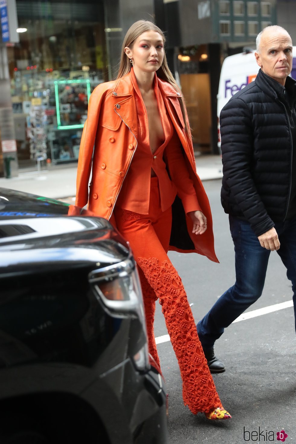 Gigi Hadid con un total look naranja neón en Nueva York