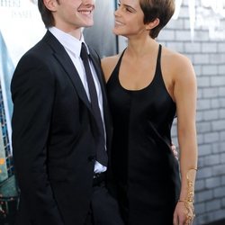 Emma Watson con su hermano Alex Watson en el estreno de una película