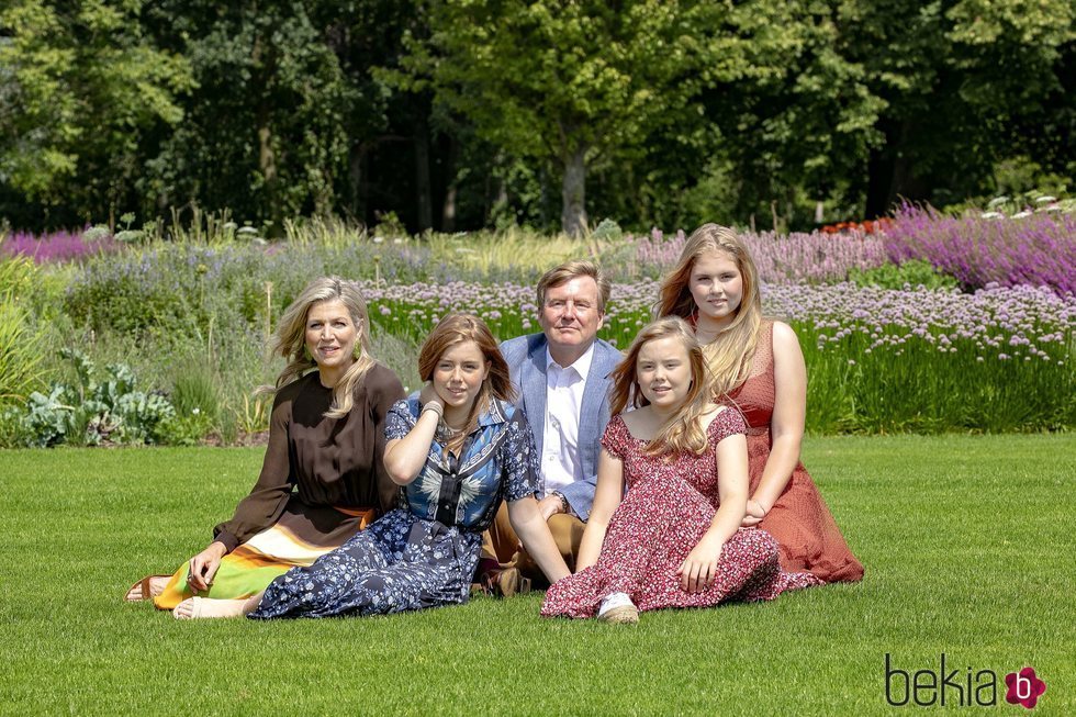 Guillermo y Máxima de Holanda junto a sus tres hijas en el posado familiar