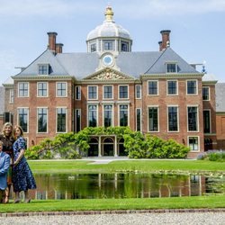 Guillermo de Holanda y Máxima de Holanda junto a sus tres hijas en la residencia de Huis ten Bosch