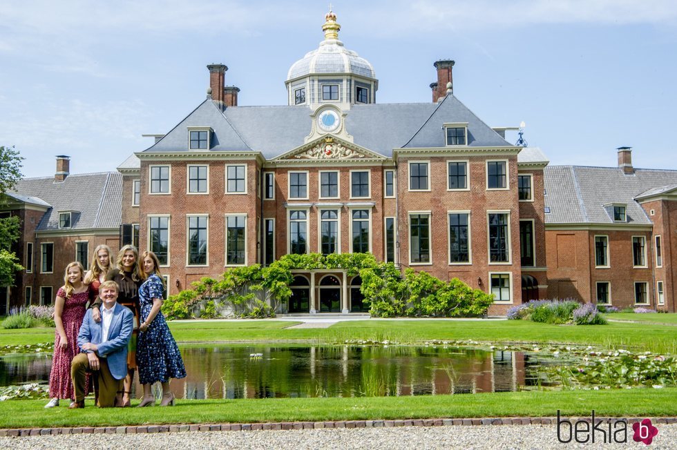 Guillermo de Holanda y Máxima de Holanda junto a sus tres hijas en la residencia de Huis ten Bosch