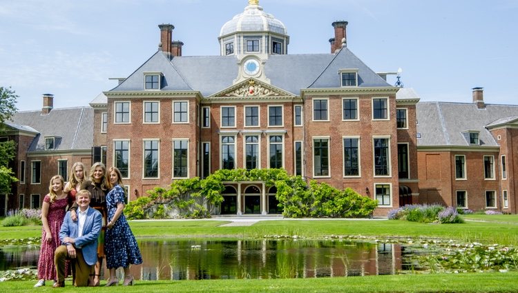 Guillermo de Holanda y Máxima de Holanda junto a sus tres hijas en la residencia de Huis ten Bosch