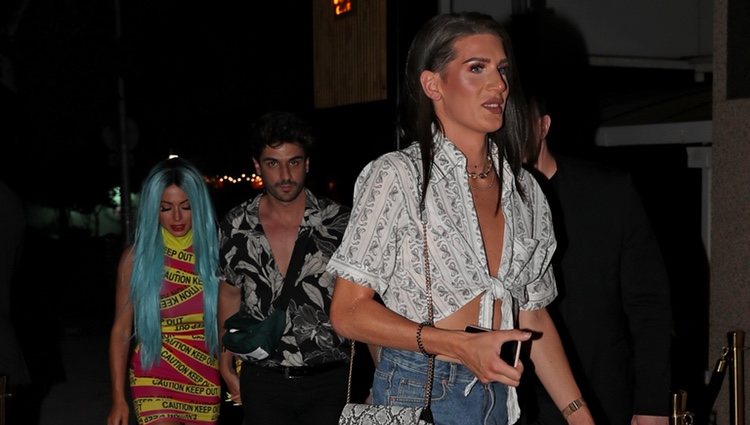 Oto Vans, Mahi Masegosa y su novio a su llegada a la fiesta de despedida de 'Supervivientes 2019'