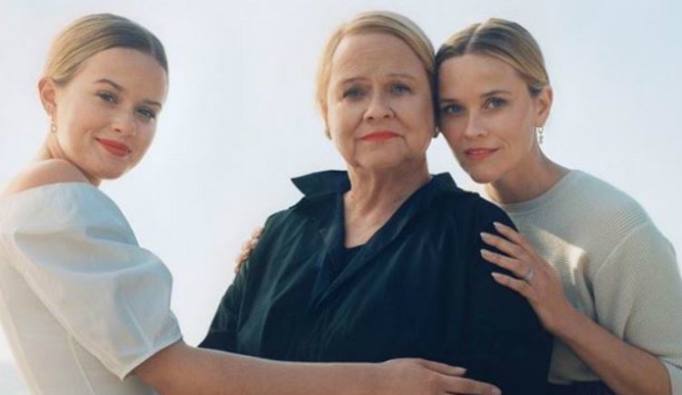 Reese Witherspoon junto a su madre y su hija, Ava Phillippe, posando para la revista Vogue