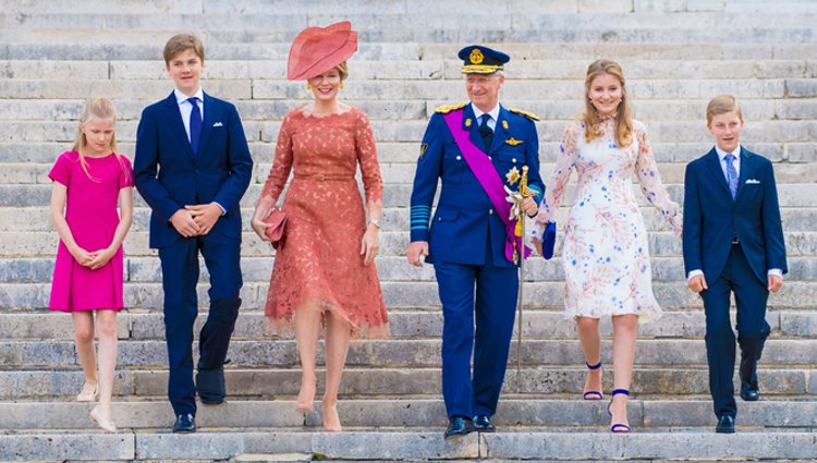 La Familia Real de Bélgica a la salida de la Catedral San Miguel y Santa Gúdula