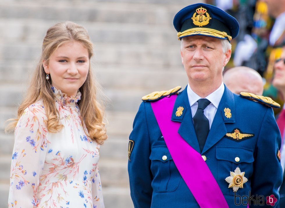 La Princesa Isabel junto a su padre el Rey Felipe de Bélgica