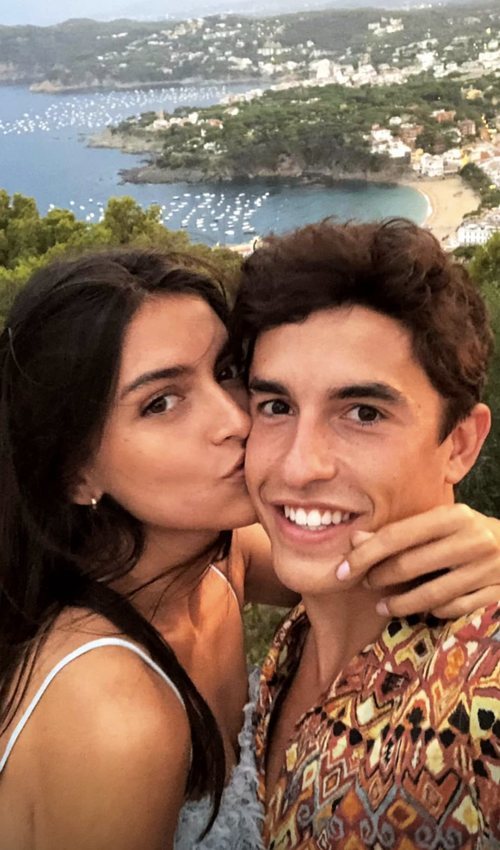 Lucía Rivera y Marc Márquez disfrutando de sus vacaciones en la costa catalana