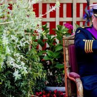 Laurent de Bélgica mirando el reloj en el desfile del Día Nacional de Bélgica 2019