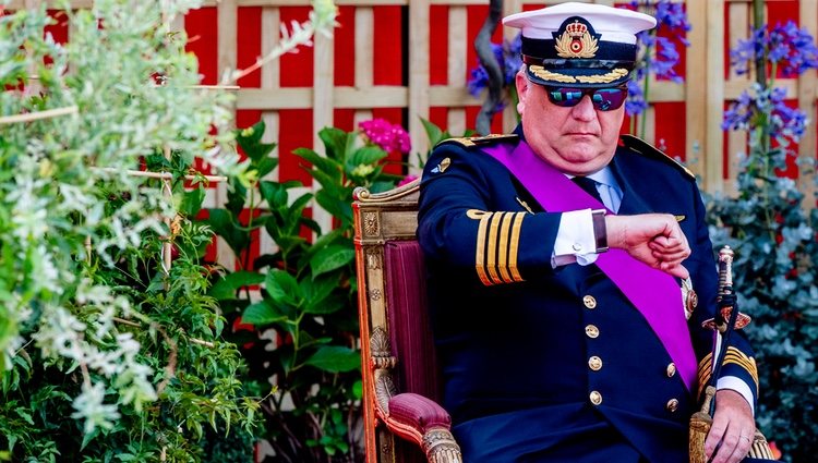 Laurent de Bélgica mirando el reloj en el desfile del Día Nacional de Bélgica 2019