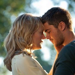 Taylor Schilling y Zac Efron en 'Cuando te encuentre'