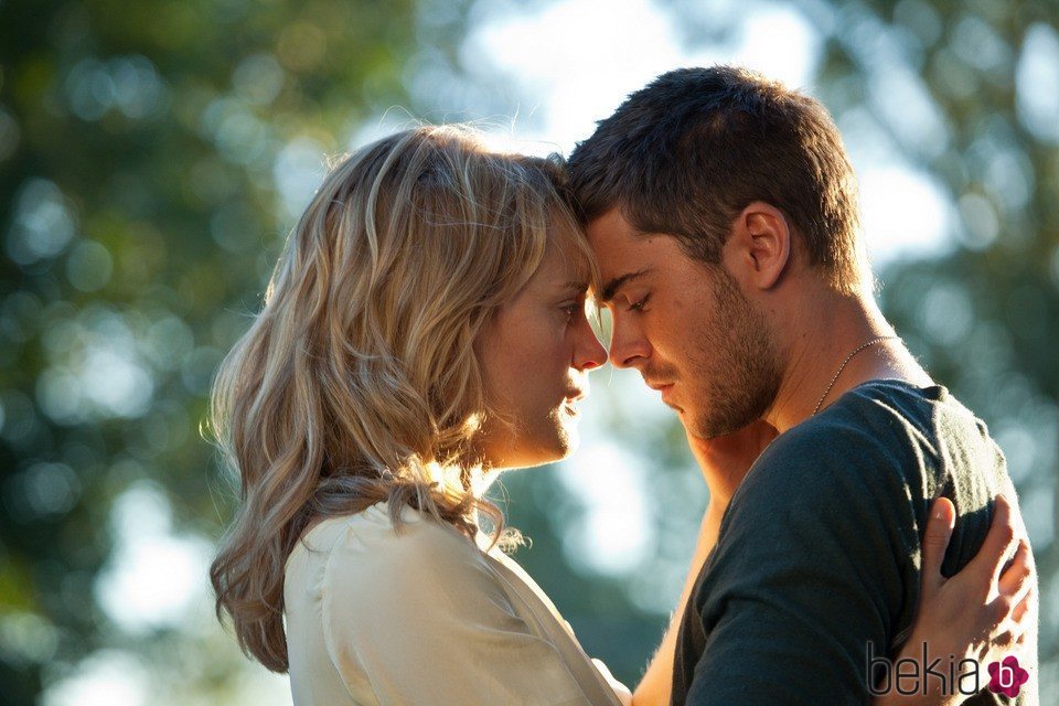 Taylor Schilling y Zac Efron en 'Cuando te encuentre'