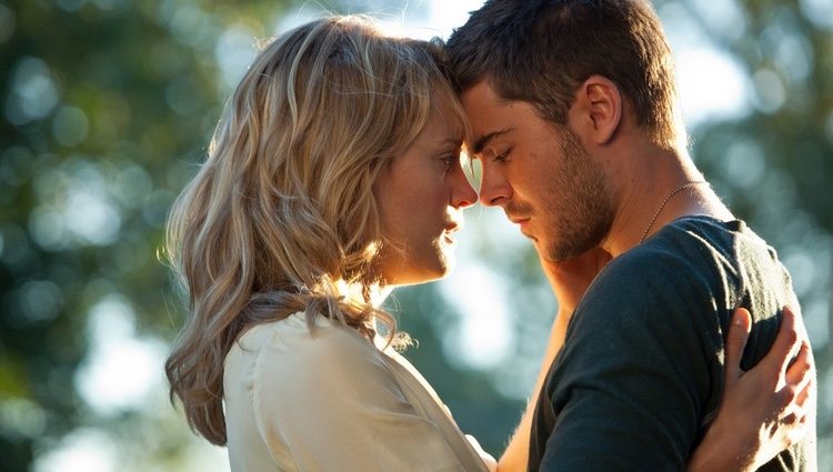 Taylor Schilling y Zac Efron en 'Cuando te encuentre'