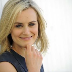 Taylor Schilling sonriente