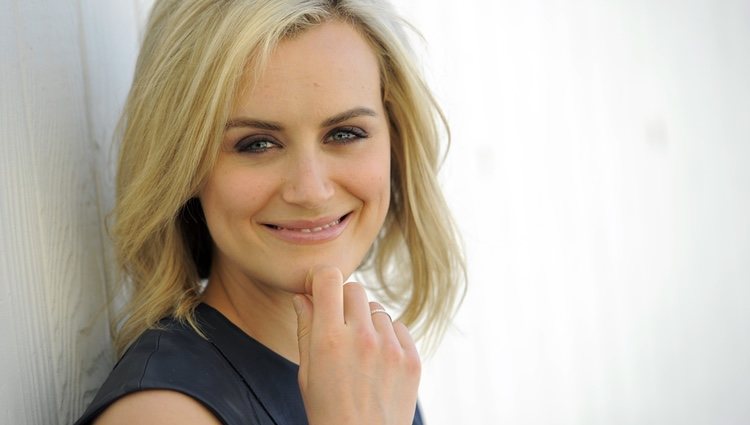 Taylor Schilling sonriente