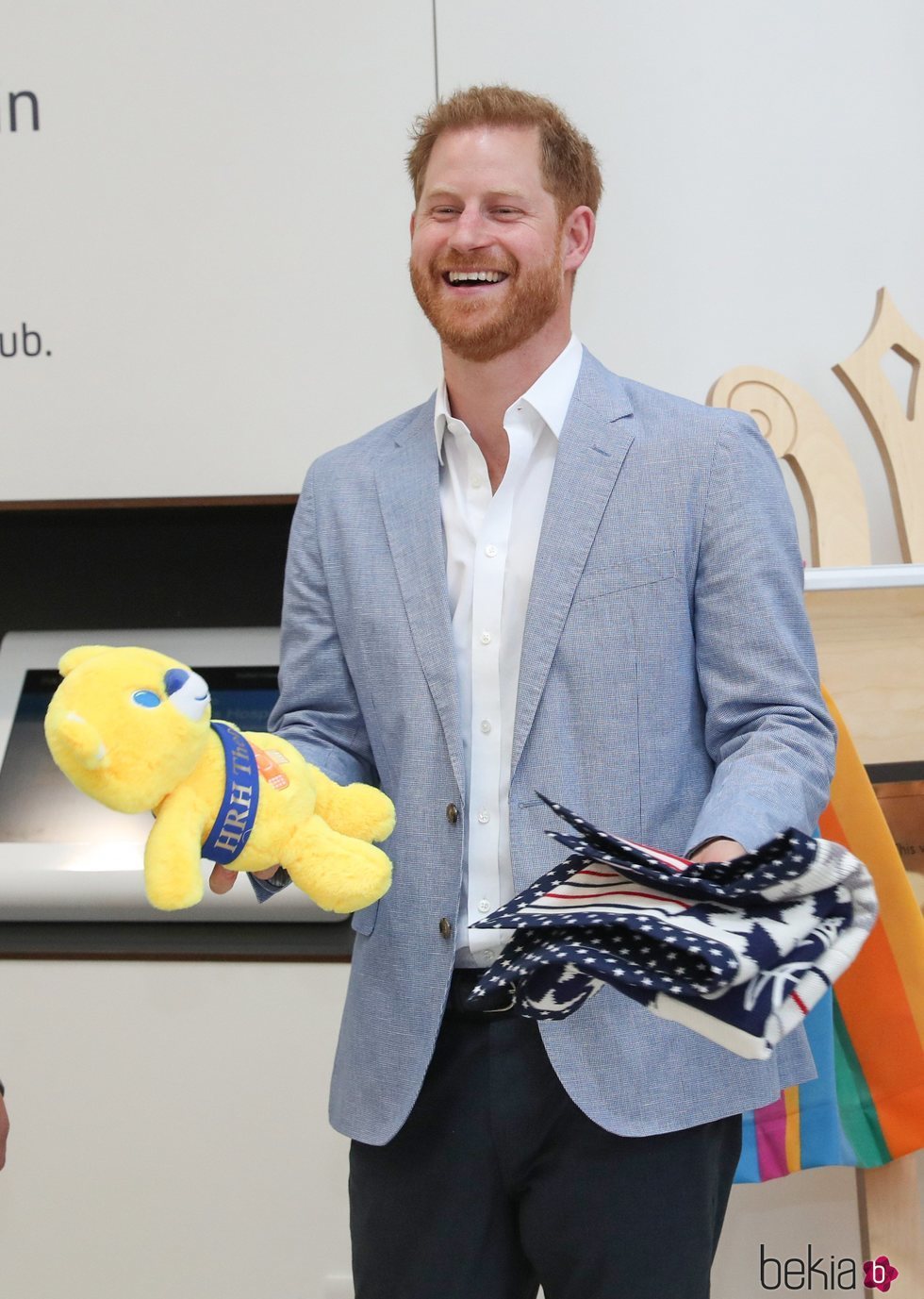 El Príncipe Harry recibe regalos para su hijo Archie