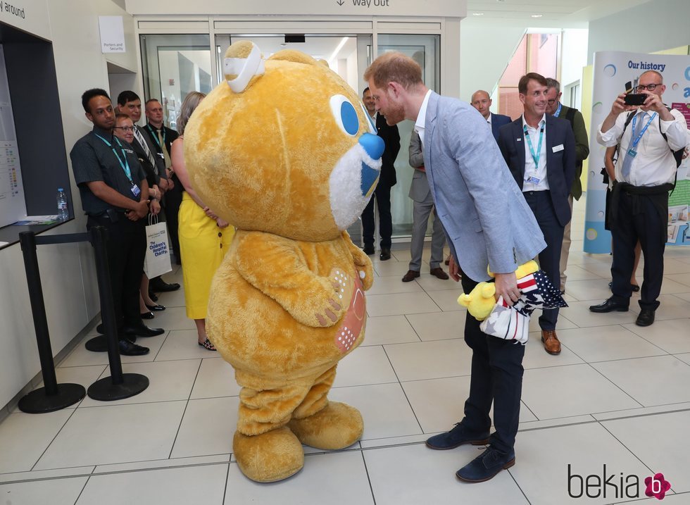 El Príncipe Harry conoce a la mascota del Sheffield Children's Hospital