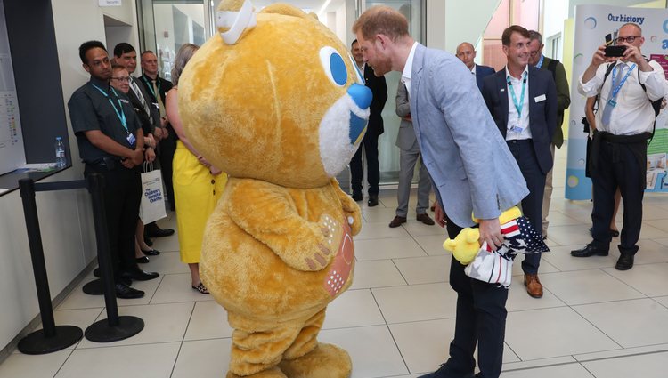 El Príncipe Harry conoce a la mascota del Sheffield Children's Hospital