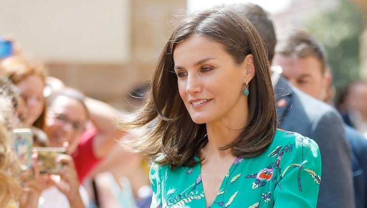 La Reina Letizia saludando a sus paisanos en la Escuela Internacional de Música de Oviedo