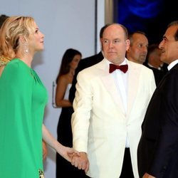 Charlene y Alberto de Mónaco de la mano saludando a los invitados