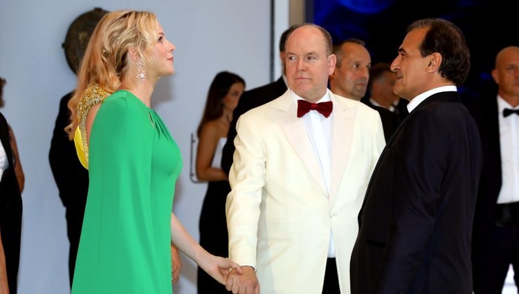 Charlene y Alberto de Mónaco de la mano saludando a los invitados