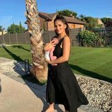 Sara Sálamo con su hijo Theo cogido en brazos