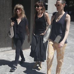 Laura Pamplona, Nathalie Seseña y Malena Alterio en la capilla ardiente de Eduardo Gómez