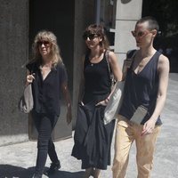 Laura Pamplona, Nathalie Seseña y Malena Alterio en la capilla ardiente de Eduardo Gómez