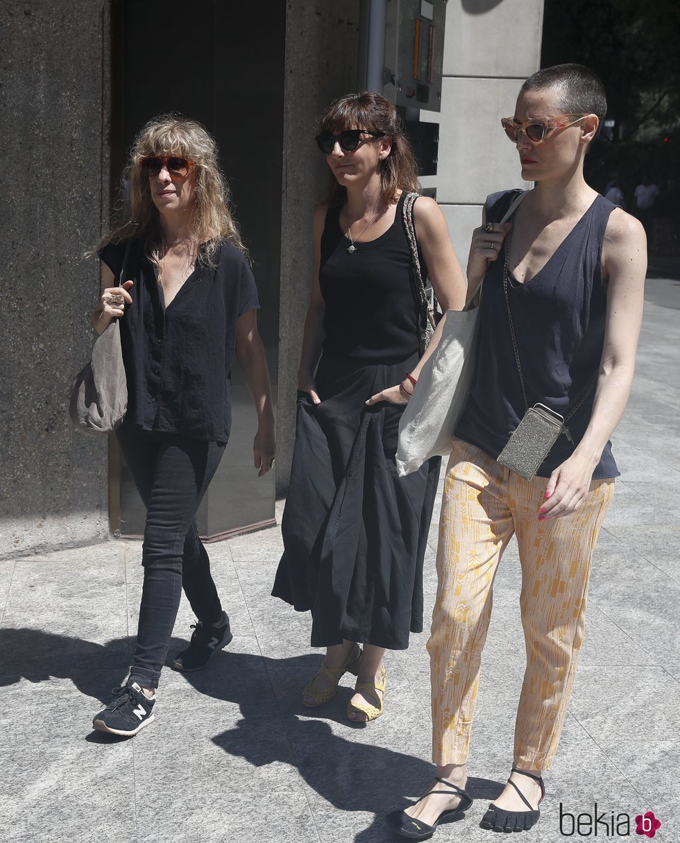 Laura Pamplona, Nathalie Seseña y Malena Alterio en la capilla ardiente de Eduardo Gómez